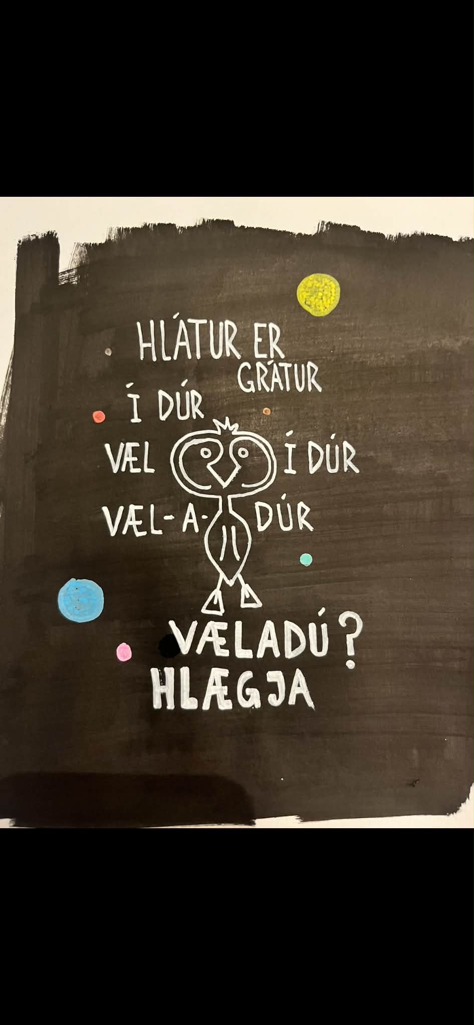 Hvít línuteiknuð fuglsvera og handstafir á dökkum máluðum fleti.