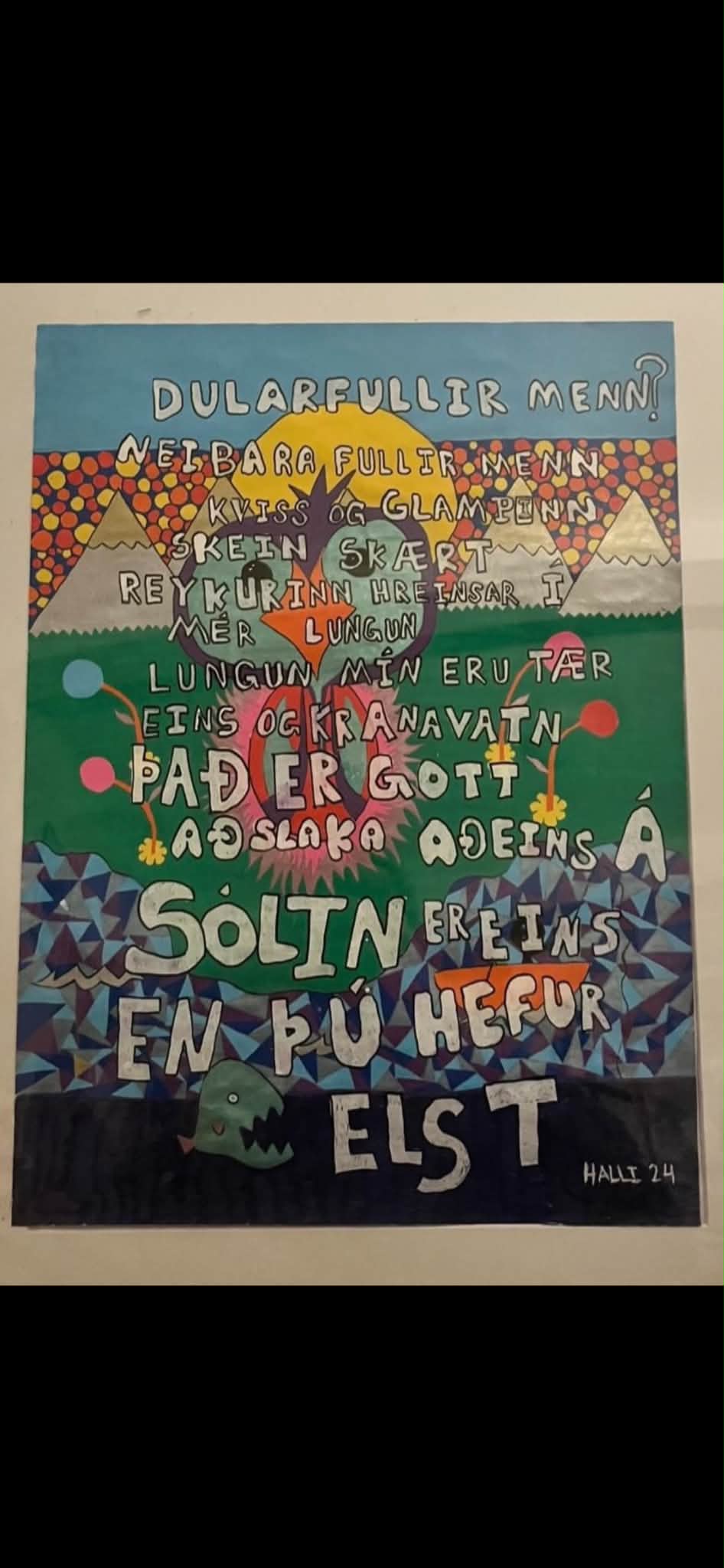 Fuglsvera, sól, blóm og marglit mynstur með þéttum handstöfum.
