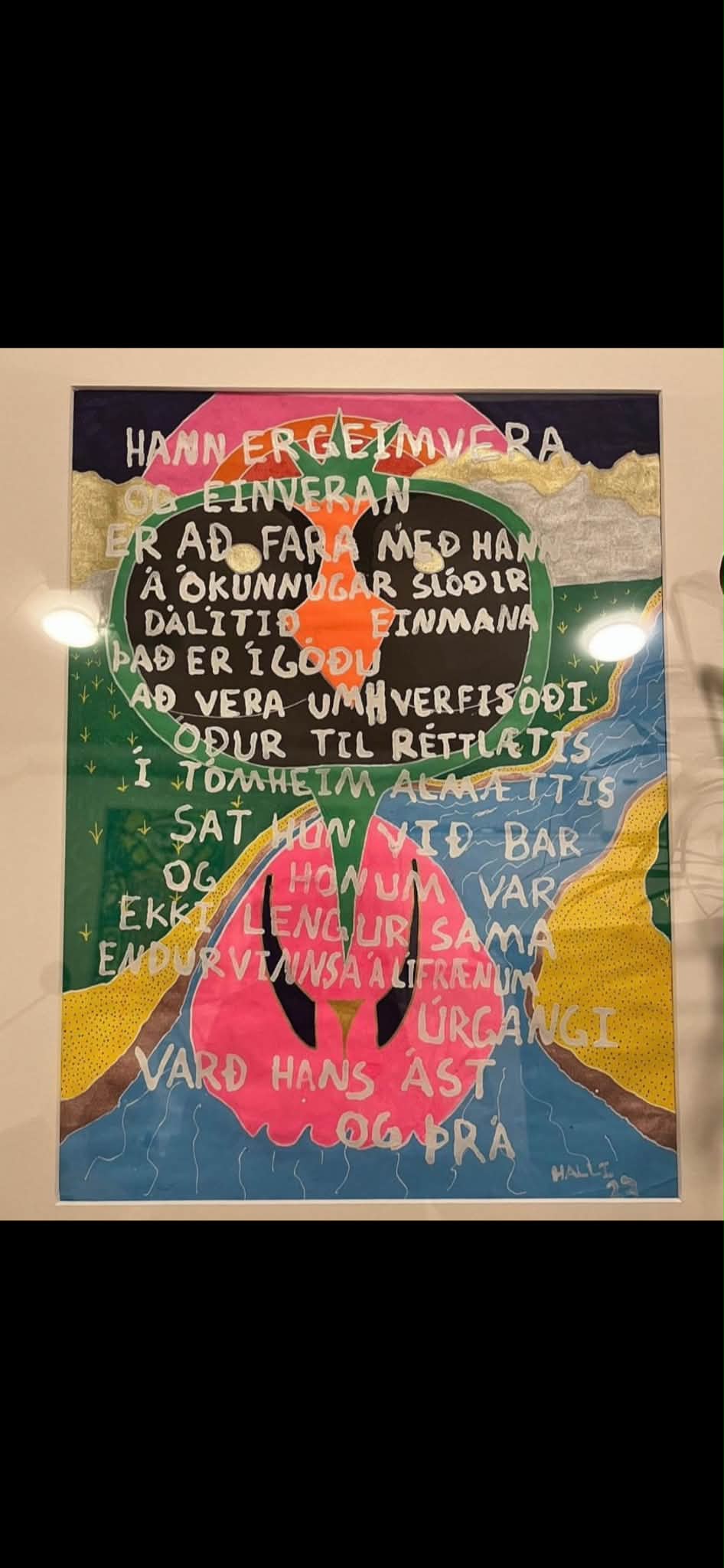 Stór græn og bleik fuglsvera og vatnsfarvegur í innrömmuðu myndljóði.